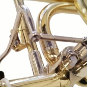 Tonalidad: Si♭/Fa Tipo: Trombón Tenor Tubería: Ancha Acabado: Lacado Campana: Latón Diámetro de tubería: 13,90 mm Diámetro de campana: 215 mm Vara de afinación: Níquel plata Estuche incluido: Estuche de espuma premium