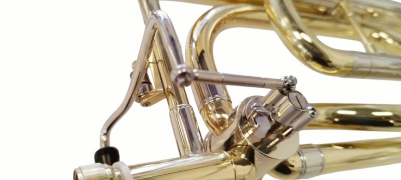 Tonalidad: Si♭/Fa Tipo: Trombón Tenor Tubería: Ancha Acabado: Lacado Campana: Latón Diámetro de tubería: 13,90 mm Diámetro de campana: 215 mm Vara de afinación: Níquel plata Estuche incluido: Estuche de espuma premium